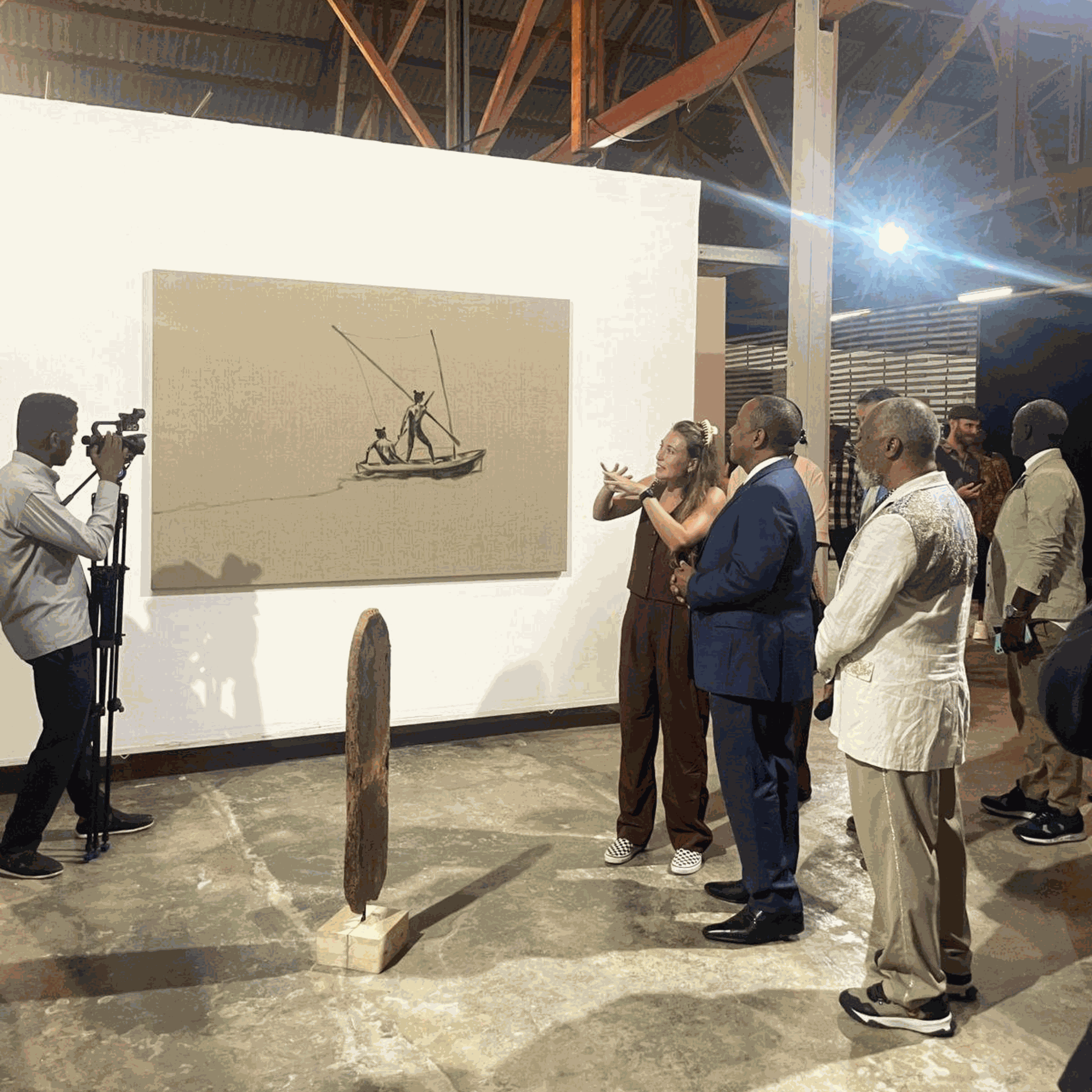 Nunes discussing her works at the X Biennial of Art and Culture of São Tomé and Príncipe with Patrice Trovoada, prime minister of São Tomè